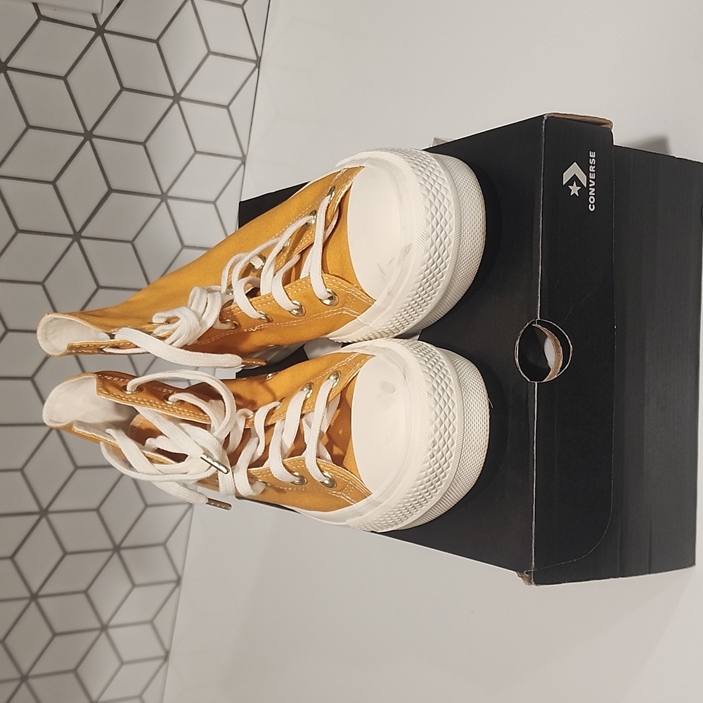 Converse Women Hi-Top Platform - Picture 1 of 5